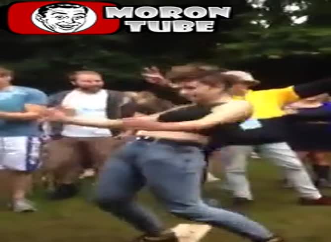 Video :A festival-goer gets free and dances wildly